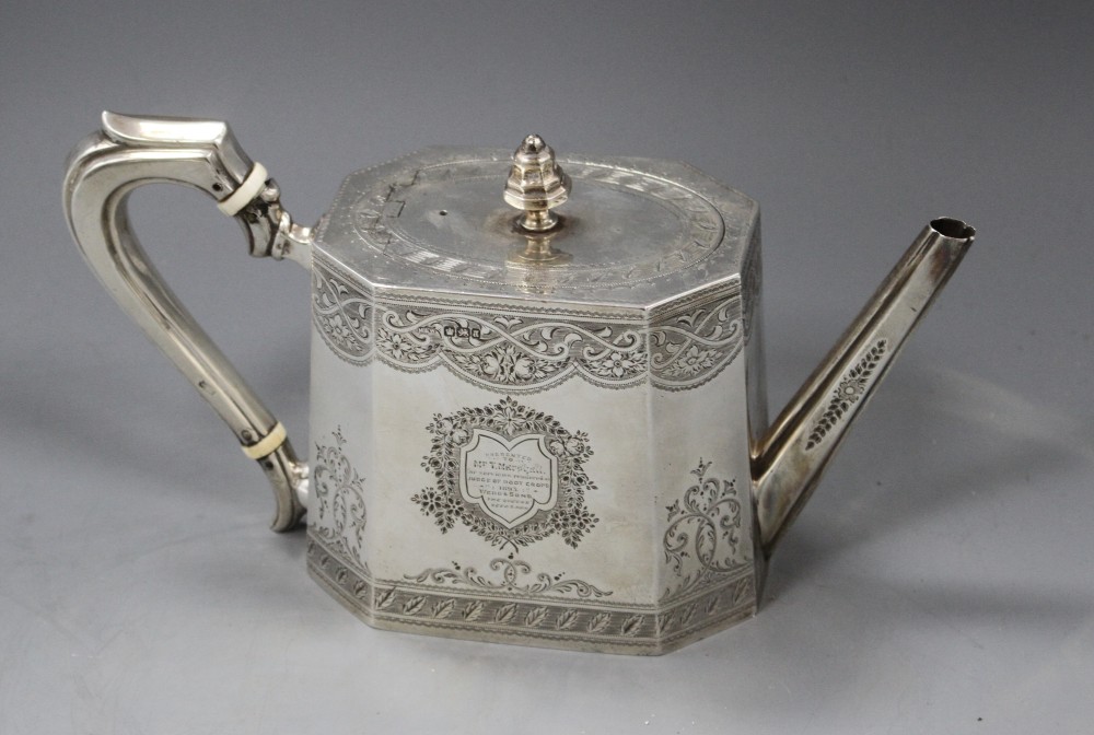 A late Victorian silver octagonal teapot by Mappin & Webb, Sheffield, 1893, gross height, 13.3cm, 21.5 oz.